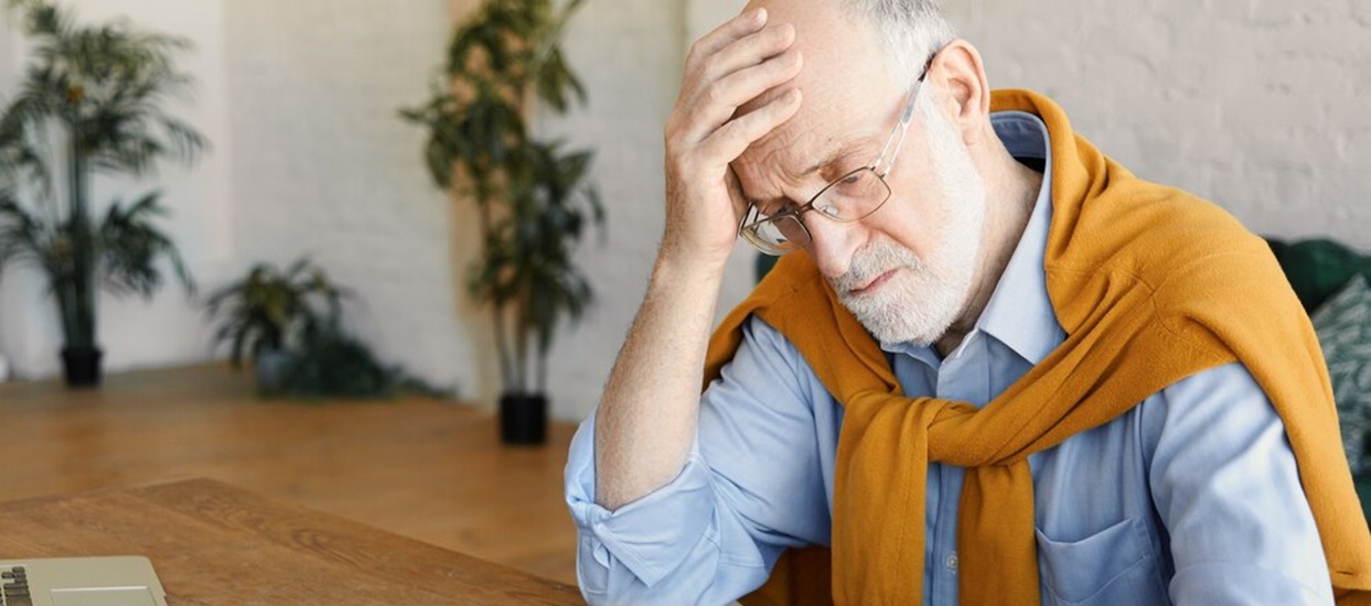 portrait-550stressed-upset-mature-caucasian-businessman-formal-clothes-glasses-sitting-front-open-laptop-studying-documents-facing-financial-problems-holding-hand-his-bald-head_343059-4859